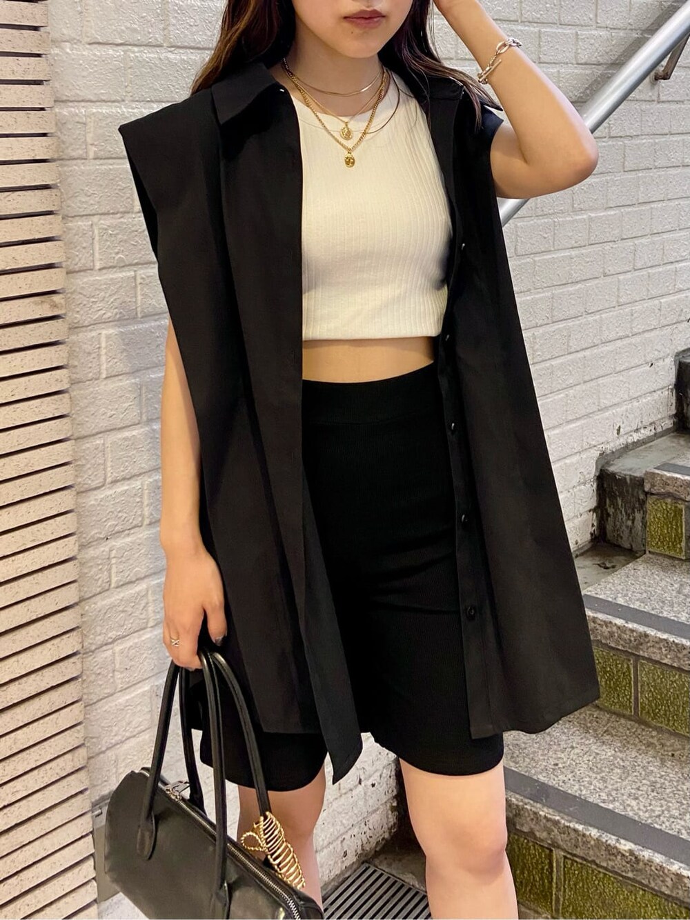 ブラック系のシャツ/ブラウス、ブラック系のサンダル、ホワイト系のタンクトップを着用したレディースの夏コーディネートの5枚目の写真