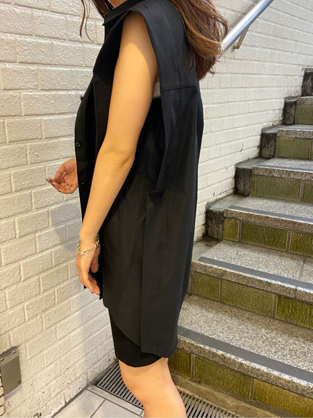 ブラック系のシャツ/ブラウス、ブラック系のサンダル、ホワイト系のタンクトップを着用したレディースの夏コーディネートの7枚目の写真