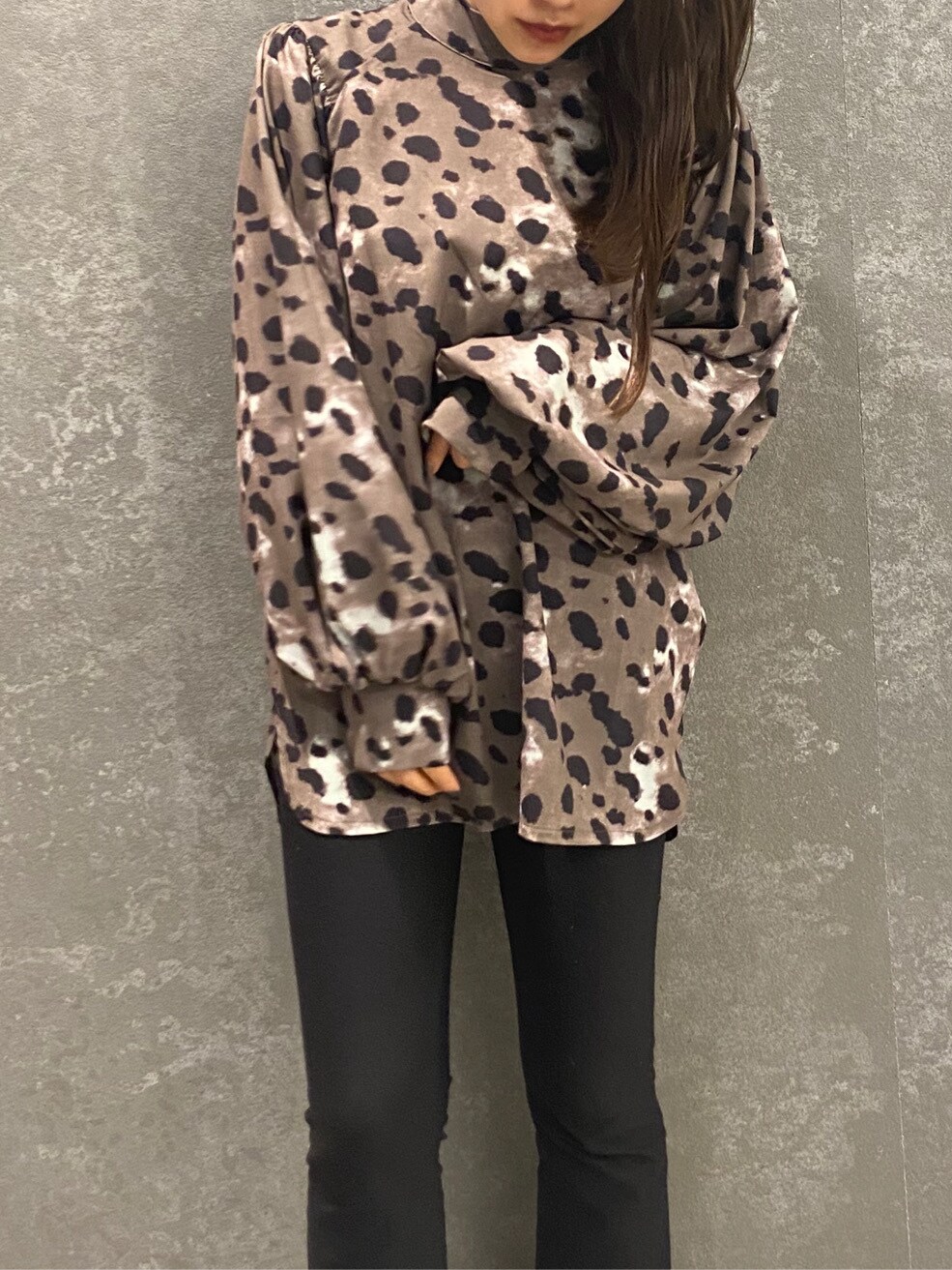 ブラック系のその他パンツ、その他のTシャツ/カットソーを着用したレディースの秋コーディネートの2枚目の写真