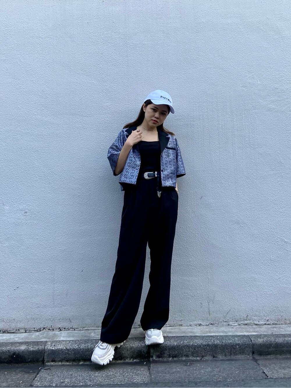 ブラック系のスラックス、ブラック系のタンクトップ、ブラック系のシャツ/ブラウスを着用したレディースの春コーディネートの3枚目の写真