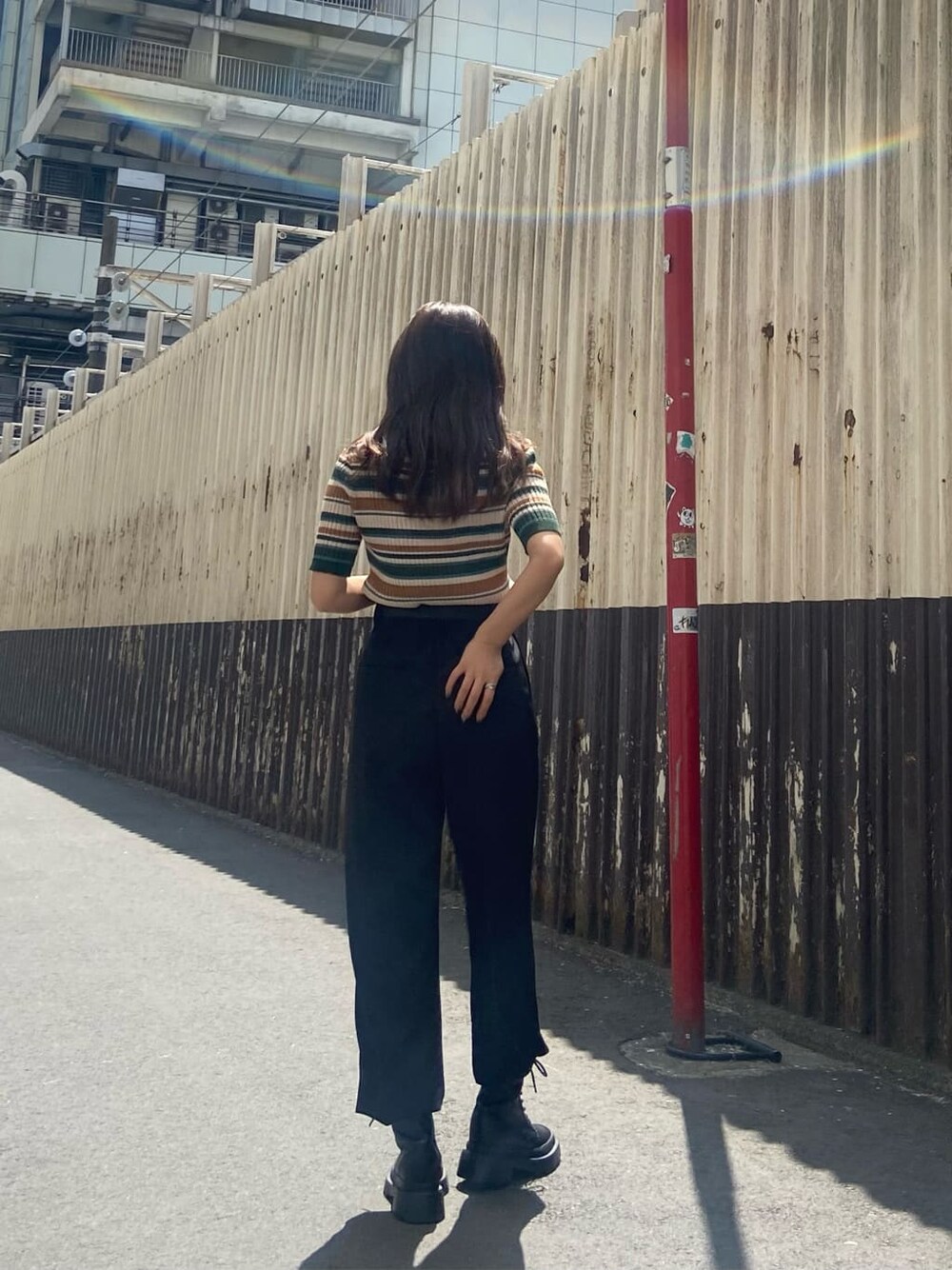 ブラック系のブーツ、グリーン系のニット/セーター、ブラック系のその他パンツを着用したレディースの春コーディネートの2枚目の写真