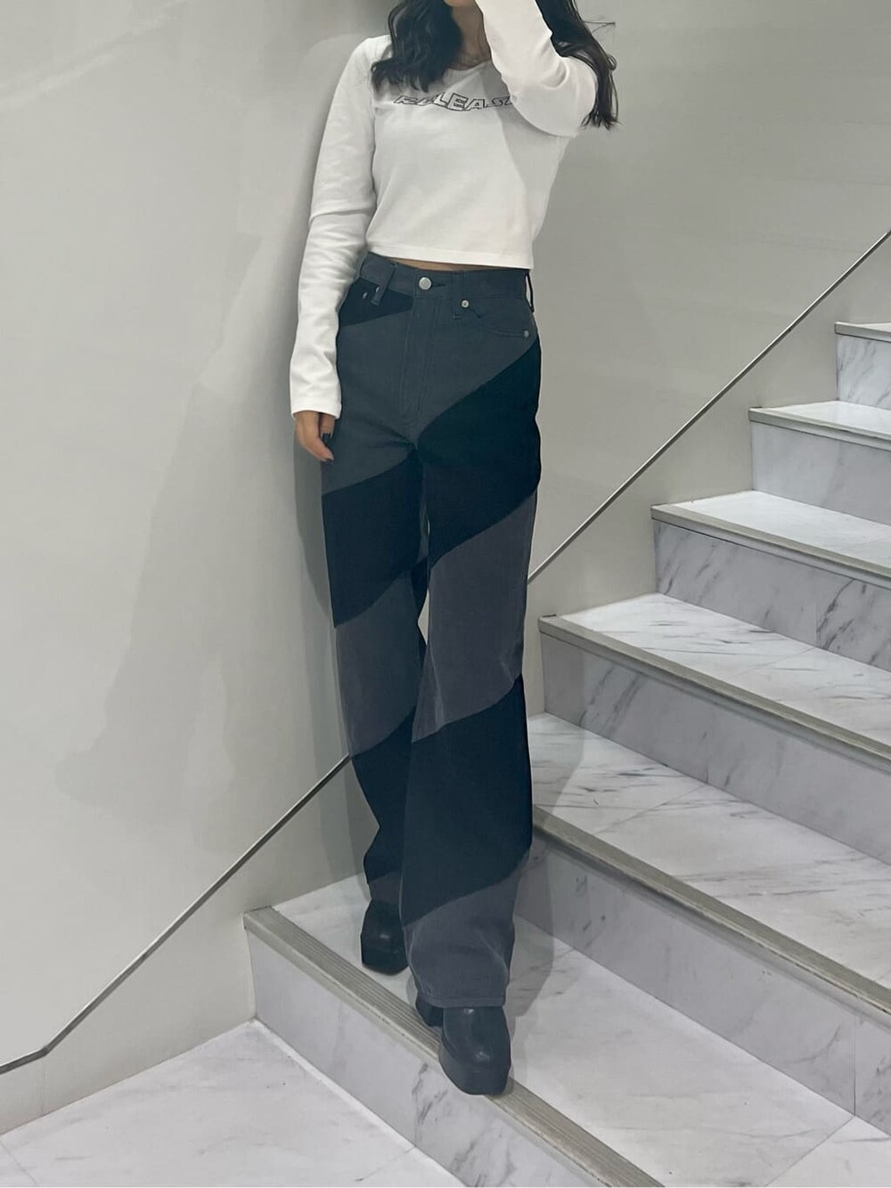 ブラック系のMA-1、ホワイト系のTシャツ/カットソー、ブラック系のデニムパンツを着用したレディースの秋コーディネートの2枚目の写真