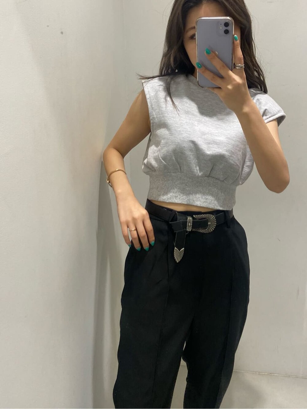 ブラック系のスニーカー、ブラック系のその他パンツ、グレー系のTシャツ/カットソーを着用したレディースの春コーディネートの5枚目の写真