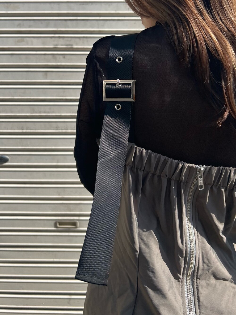 ブラック系のブーツ、グレー系のワンピース、ブラック系のTシャツ/カットソーを着用したレディースの冬コーディネートの6枚目の写真