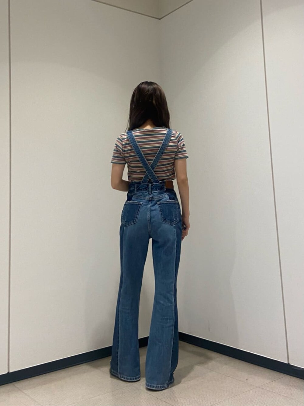 ブルー系のサロペット/オーバーオール、ブラック系のサンダル、グリーン系のTシャツ/カットソーを着用したレディースの夏コーディネートの3枚目の写真