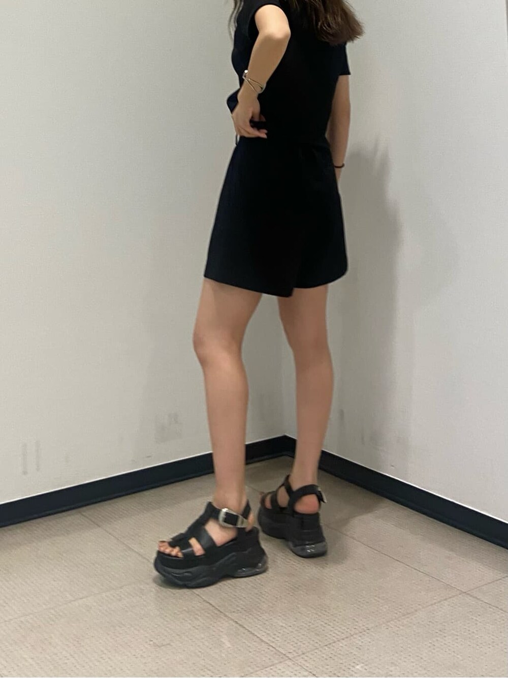 ブラック系のサンダル、ブラック系のその他パンツ、ブラック系のTシャツ/カットソーを着用したレディースの夏コーディネートの3枚目の写真