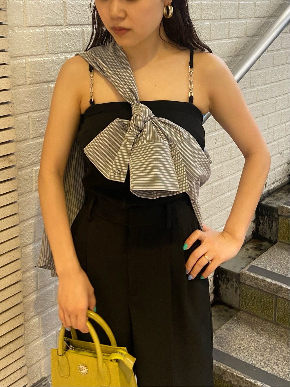 ブラック系のスラックス、ブラック系のサンダル、ブラック系のワンピースを着用したレディースの春コーディネートの4枚目の写真