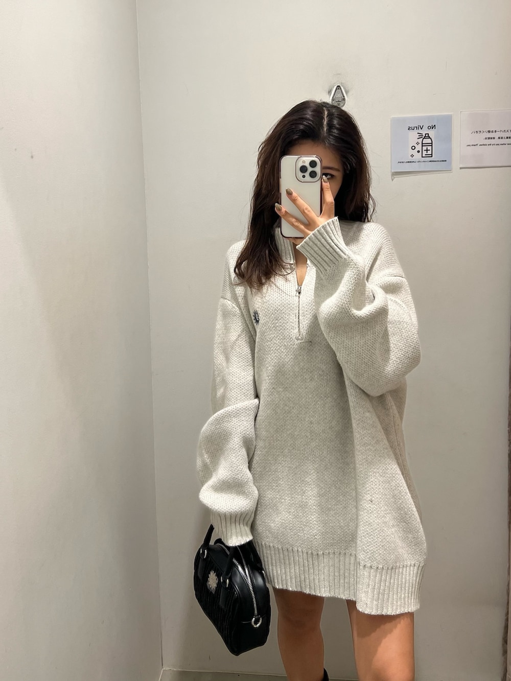 グレー系のニット/セーター、ブラック系のショルダーバッグ、ブラック系のブーツを着用したレディースの冬コーディネートの4枚目の写真