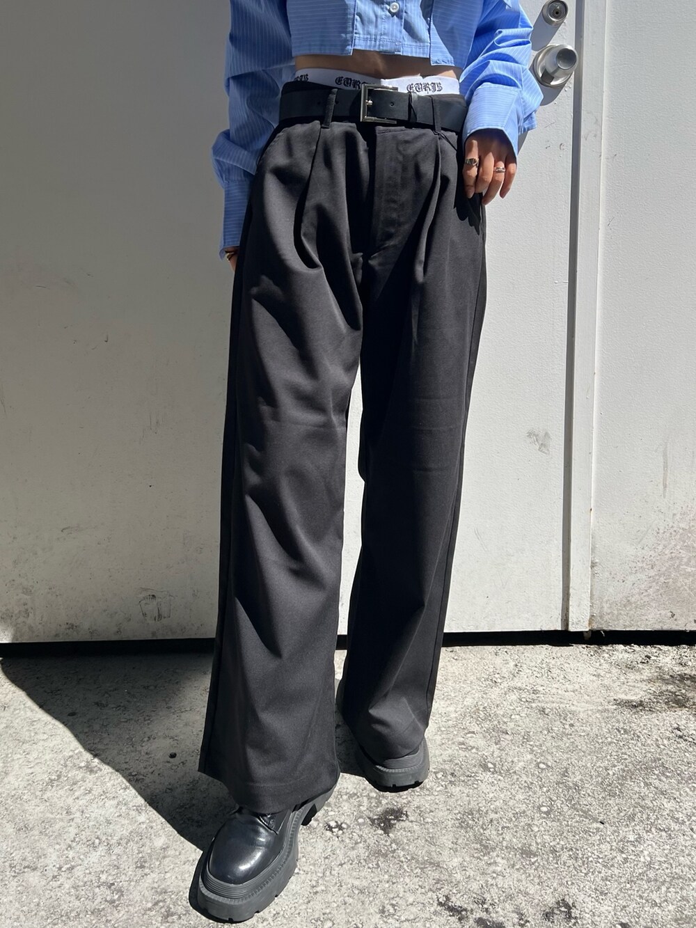 ブルー系のシャツ/ブラウス、ブラック系のその他パンツ、ブラック系のブーツを着用したレディースの春コーディネートの5枚目の写真