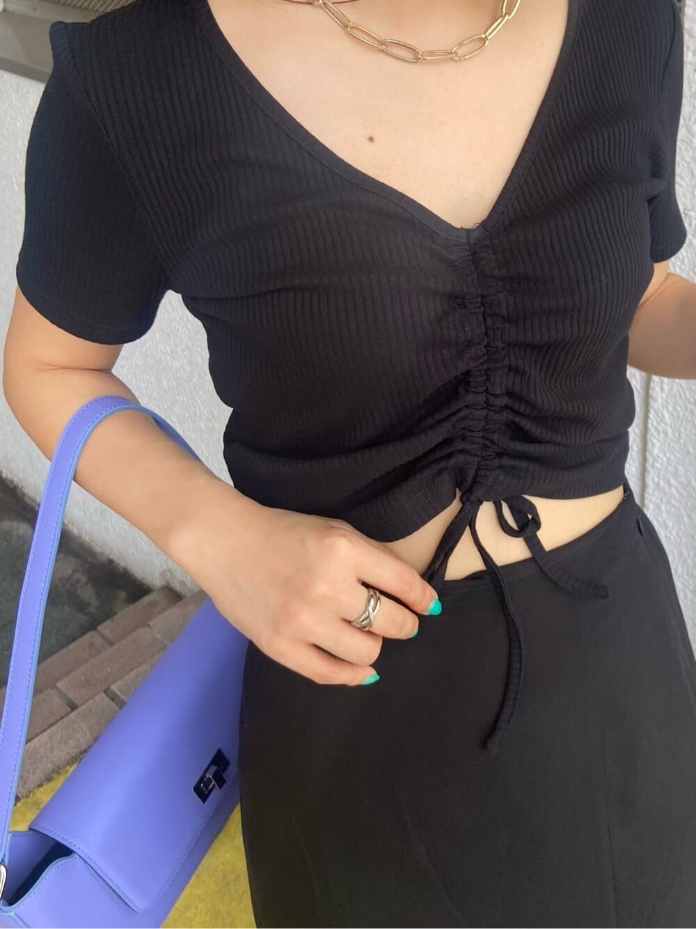 ホワイト系のサンダル、パープル系のショルダーバッグ、ブラック系のTシャツ/カットソーを着用したレディースの春コーディネートの5枚目の写真