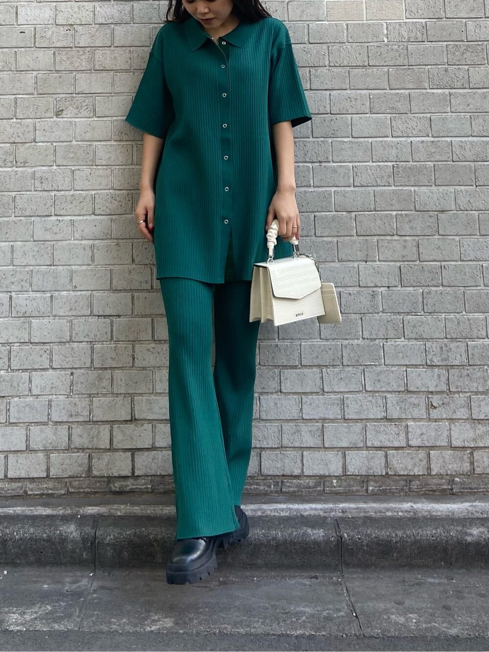 ブラック系のブーツ、グリーン系のその他パンツ、グリーン系のニット/セーターを着用したレディースの春コーディネートの3枚目の写真