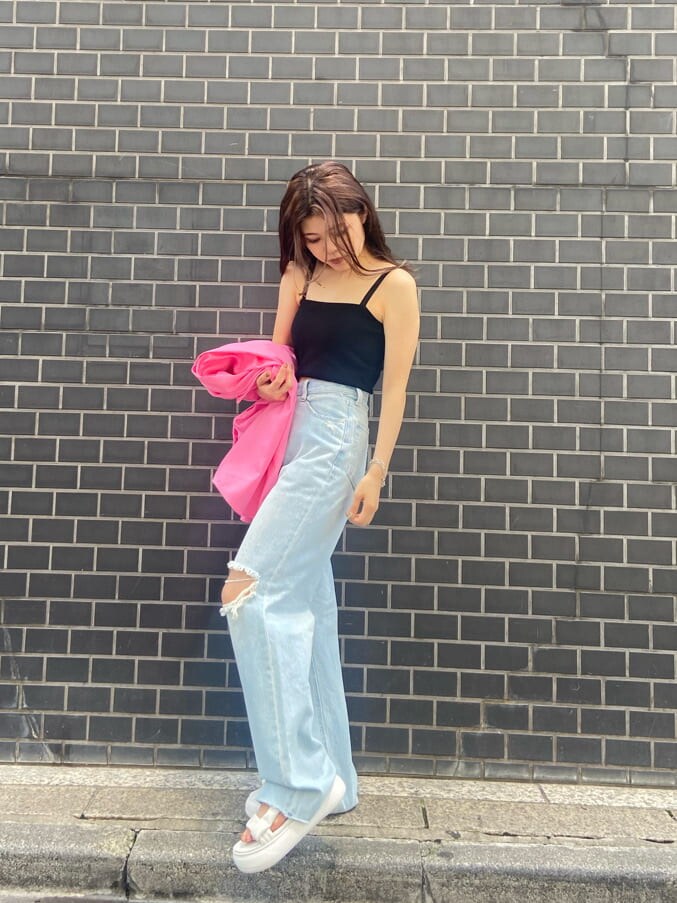 ブラック系のキャミソール、ピンク系のシャツ/ブラウス、ブルー系のデニムパンツを着用したレディースの夏コーディネートの8枚目の写真