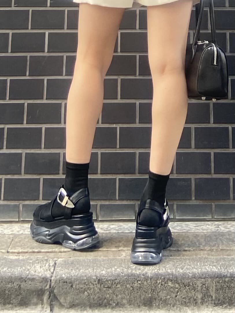 ブラック系のボストンバッグ、ブラック系のキャミソール、ホワイト系のつなぎ/オールインワンを着用したレディースの春コーディネートの7枚目の写真