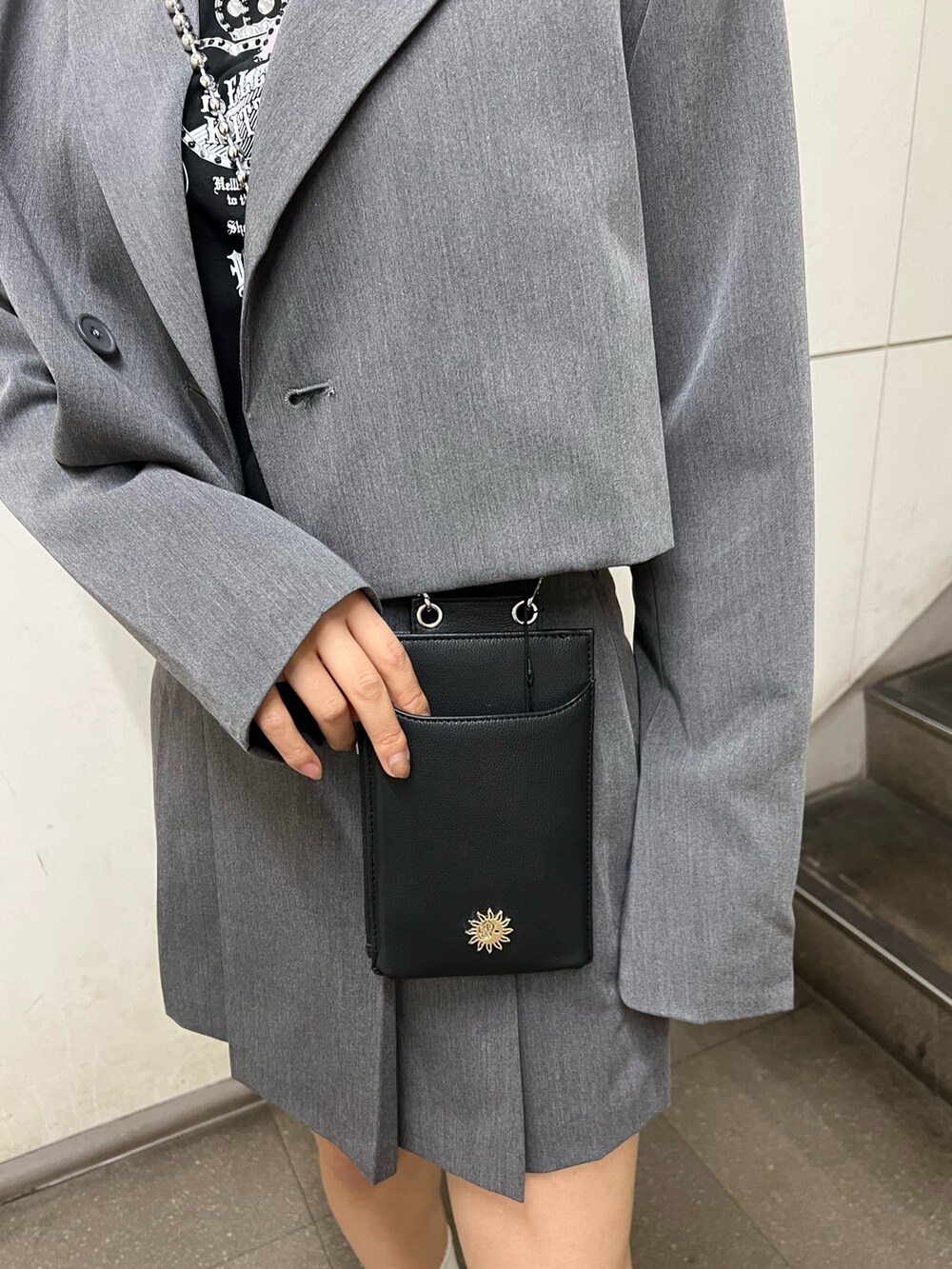 シルバー系のサンダル、ブラック系のショルダーバッグ、グレー系のその他パンツを着用したレディースの春コーディネートの7枚目の写真