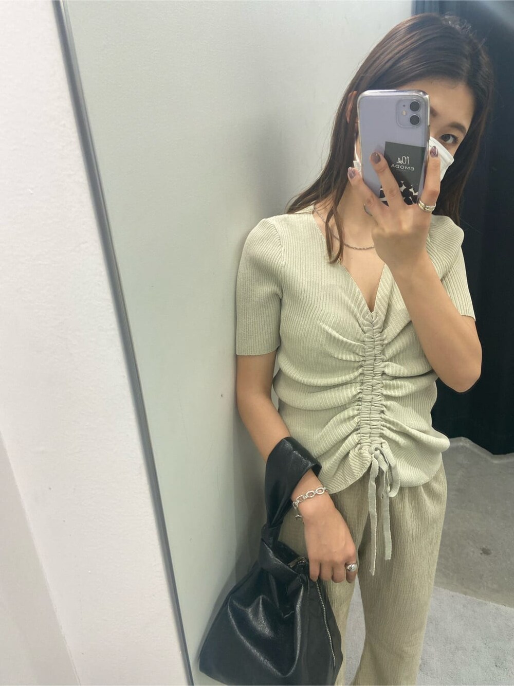 ホワイト系のニット/セーター、ブラック系のサンダル、ブラック系のハンドバッグを着用したレディースの夏コーディネートの4枚目の写真