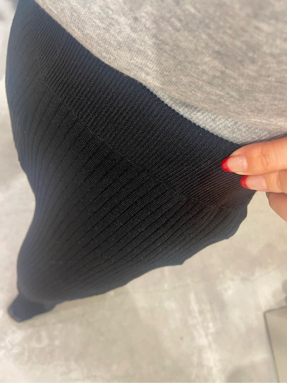 ブラック系のブーツ、ブラック系のショルダーバッグ、ブラック系のその他パンツを着用したレディースの春コーディネートの7枚目の写真