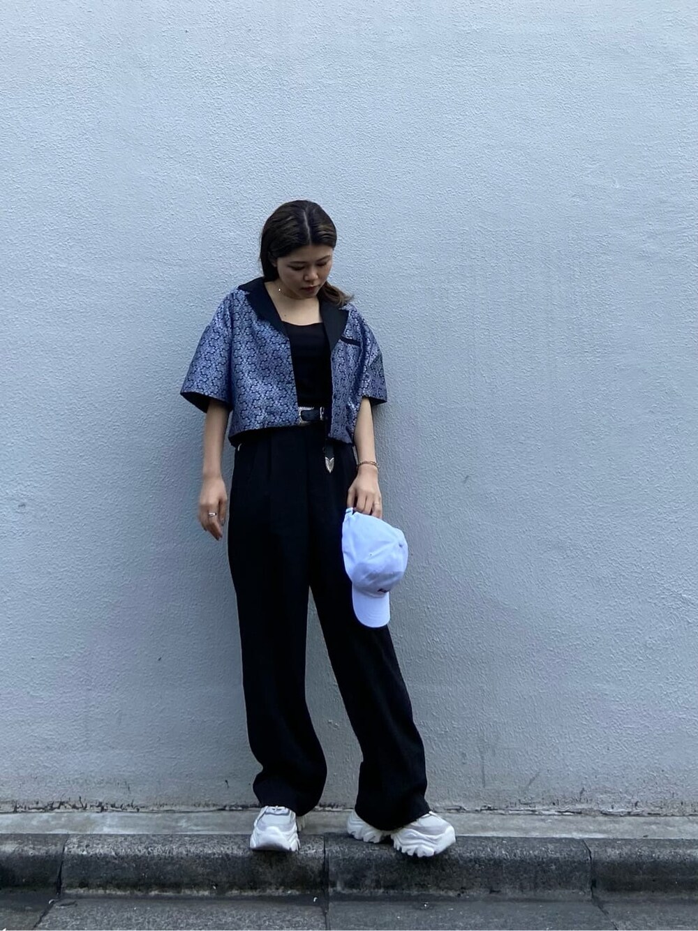 ブラック系のスラックス、ブラック系のタンクトップ、ブラック系のシャツ/ブラウスを着用したレディースの春コーディネートの7枚目の写真