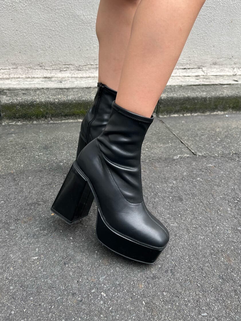 ブラック系のブーツ、ブラック系のショルダーバッグ、ブルー系のワンピースを着用したレディースの夏コーディネートの10枚目の写真