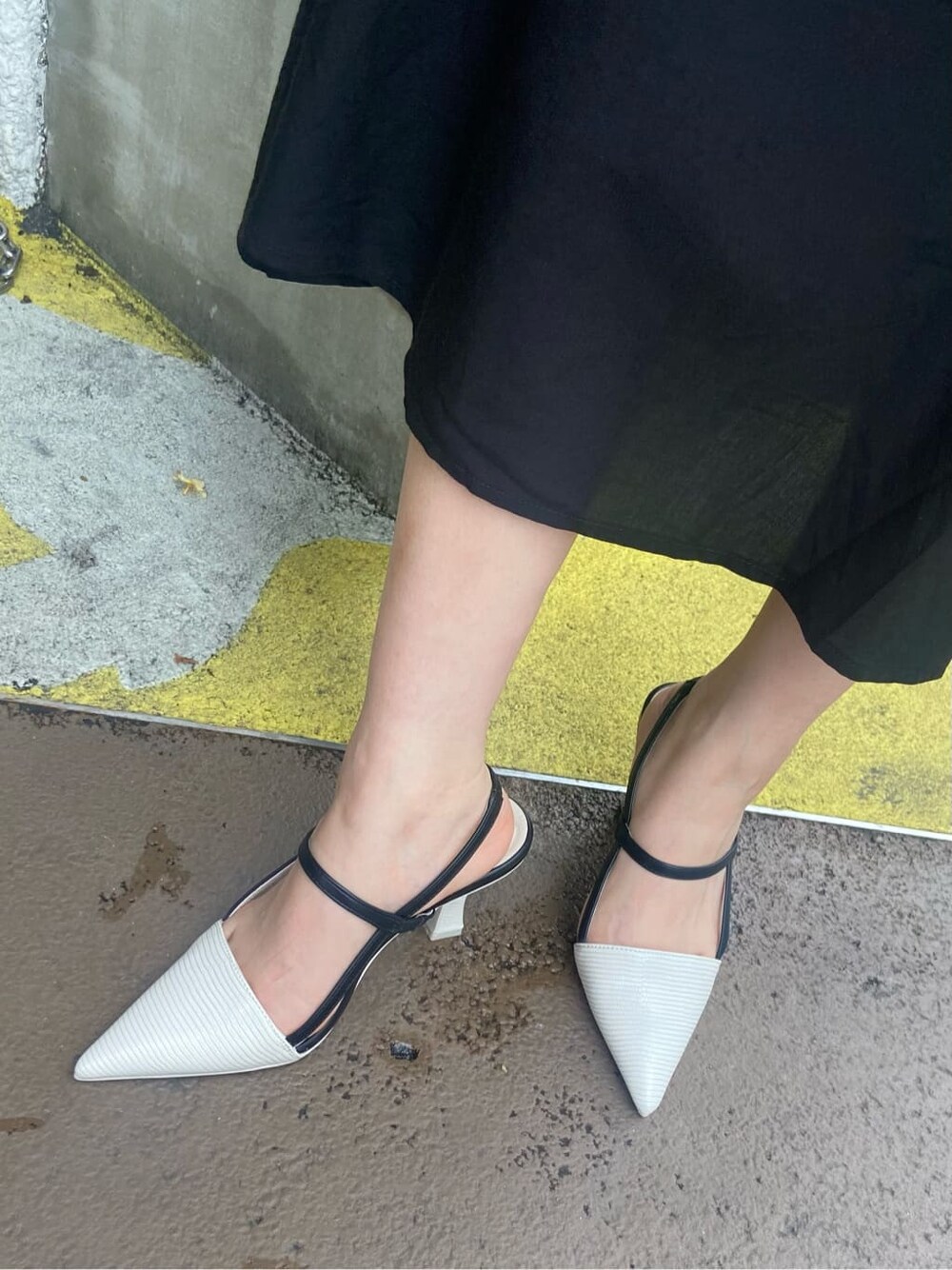 ホワイト系のサンダル、パープル系のショルダーバッグ、ブラック系のTシャツ/カットソーを着用したレディースの春コーディネートの9枚目の写真