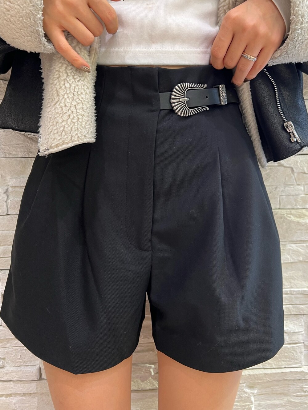 ブラック系のその他パンツ、ブラック系のTシャツ/カットソー、ホワイト系のTシャツ/カットソーを着用したレディースの秋コーディネートの5枚目の写真