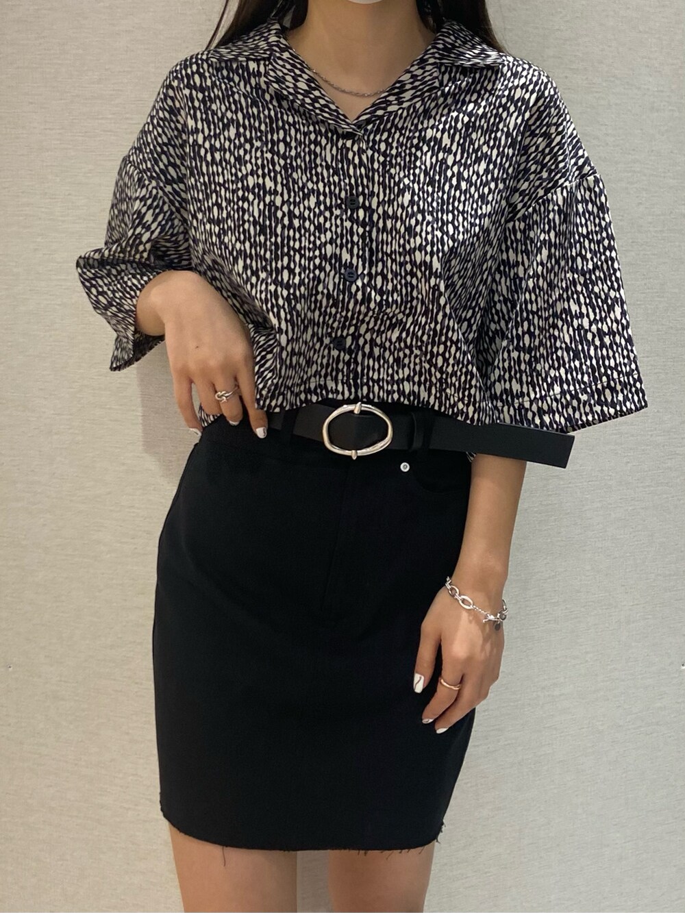 その他のシャツ/ブラウス、ブラック系のスカート、ブラック系のサンダルを着用したレディースの春コーディネートの2枚目の写真