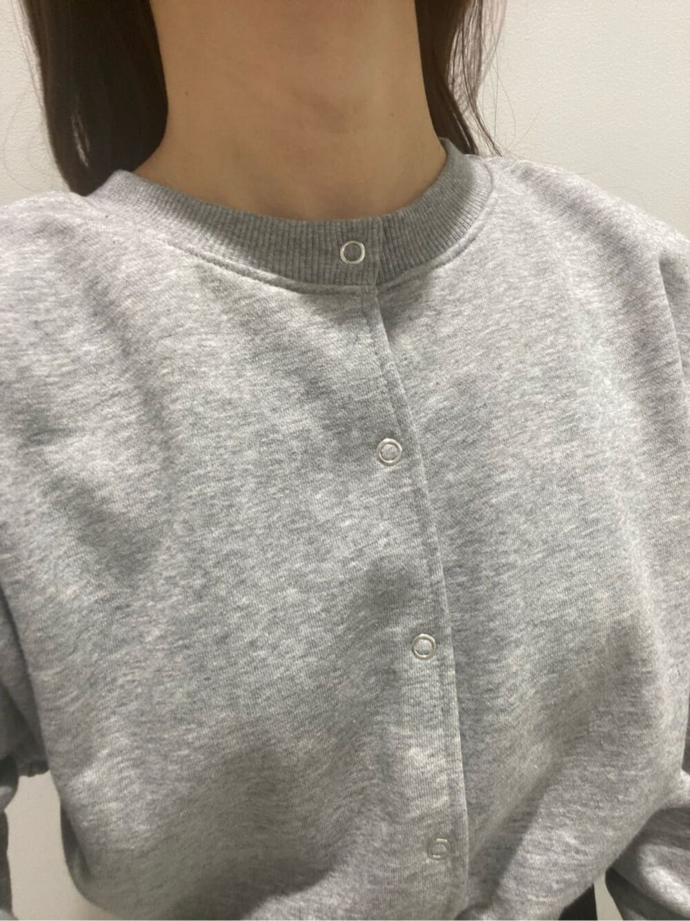 ブラック系のブーツ、ブラック系のショルダーバッグ、ブラック系のその他パンツを着用したレディースの春コーディネートの5枚目の写真