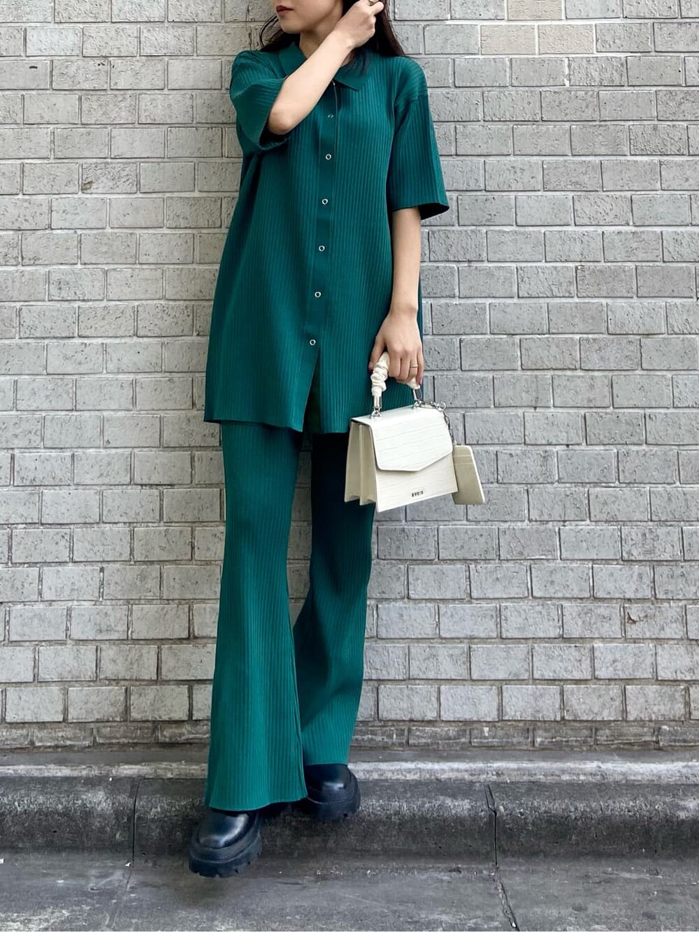 ブラック系のブーツ、グリーン系のその他パンツ、グリーン系のニット/セーターを着用したレディースの春コーディネートの2枚目の写真