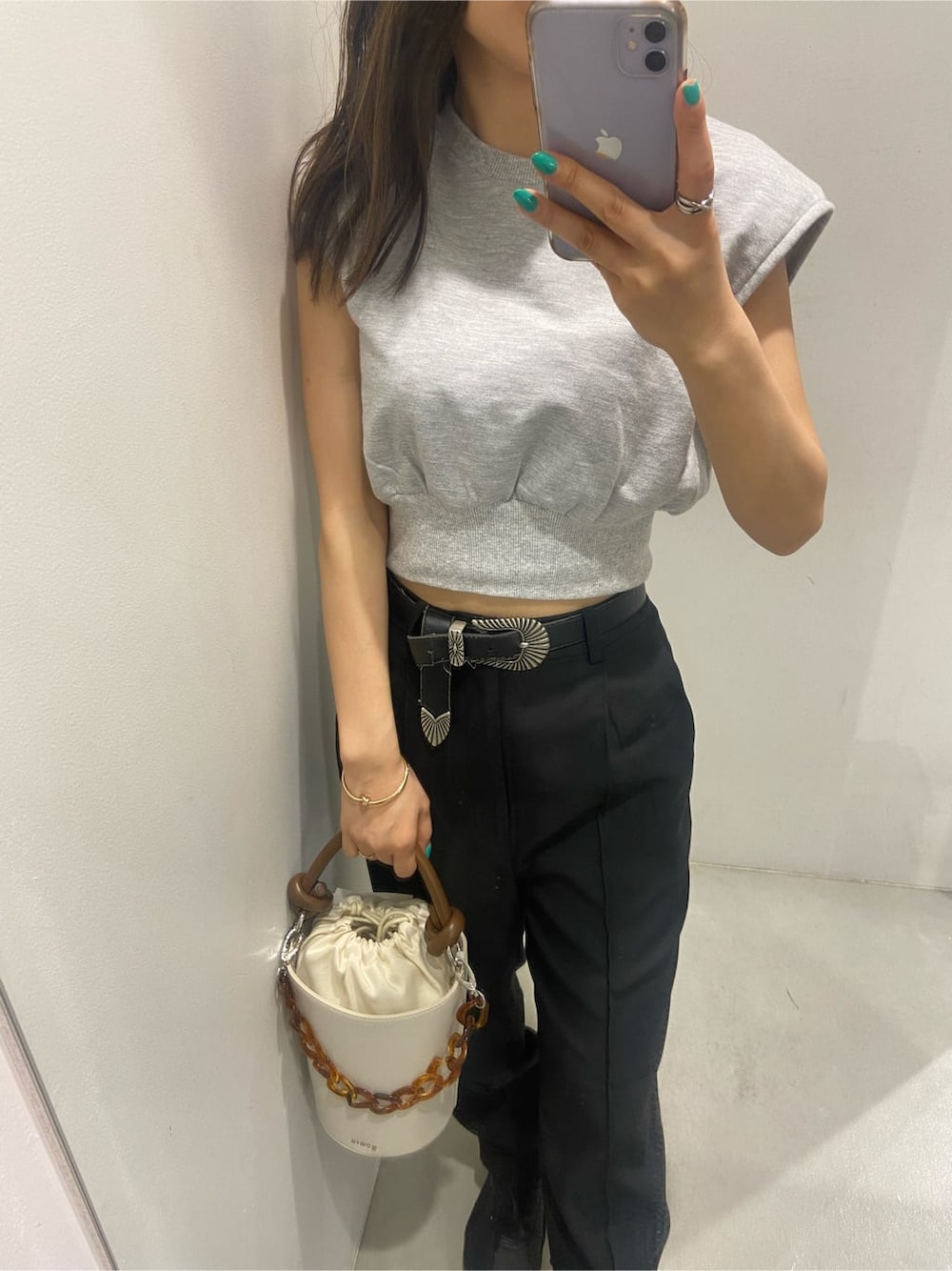 ブラック系のスニーカー、ブラック系のその他パンツ、グレー系のTシャツ/カットソーを着用したレディースの春コーディネートの2枚目の写真