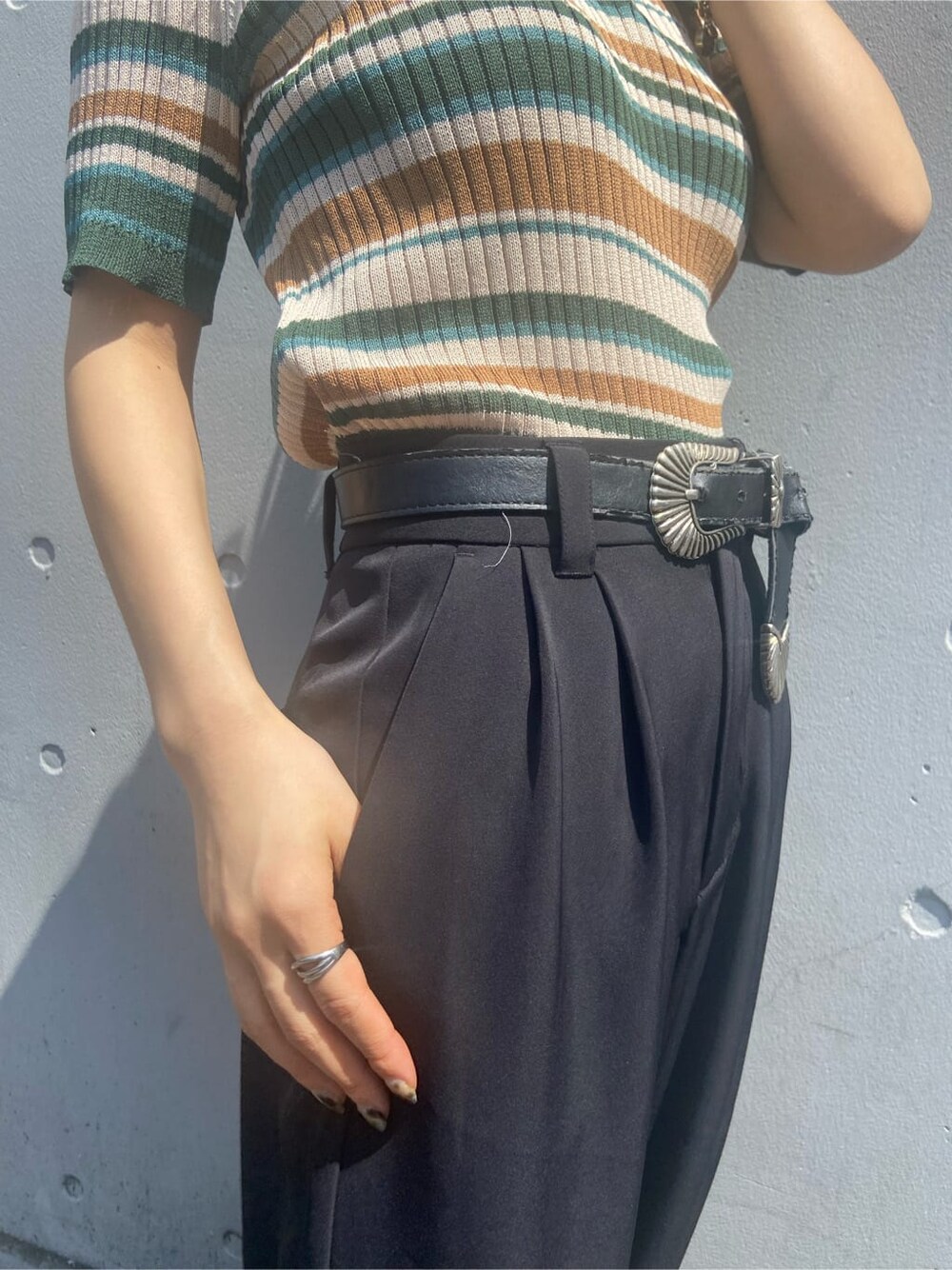 ブラック系のブーツ、グリーン系のニット/セーター、ブラック系のその他パンツを着用したレディースの春コーディネートの7枚目の写真