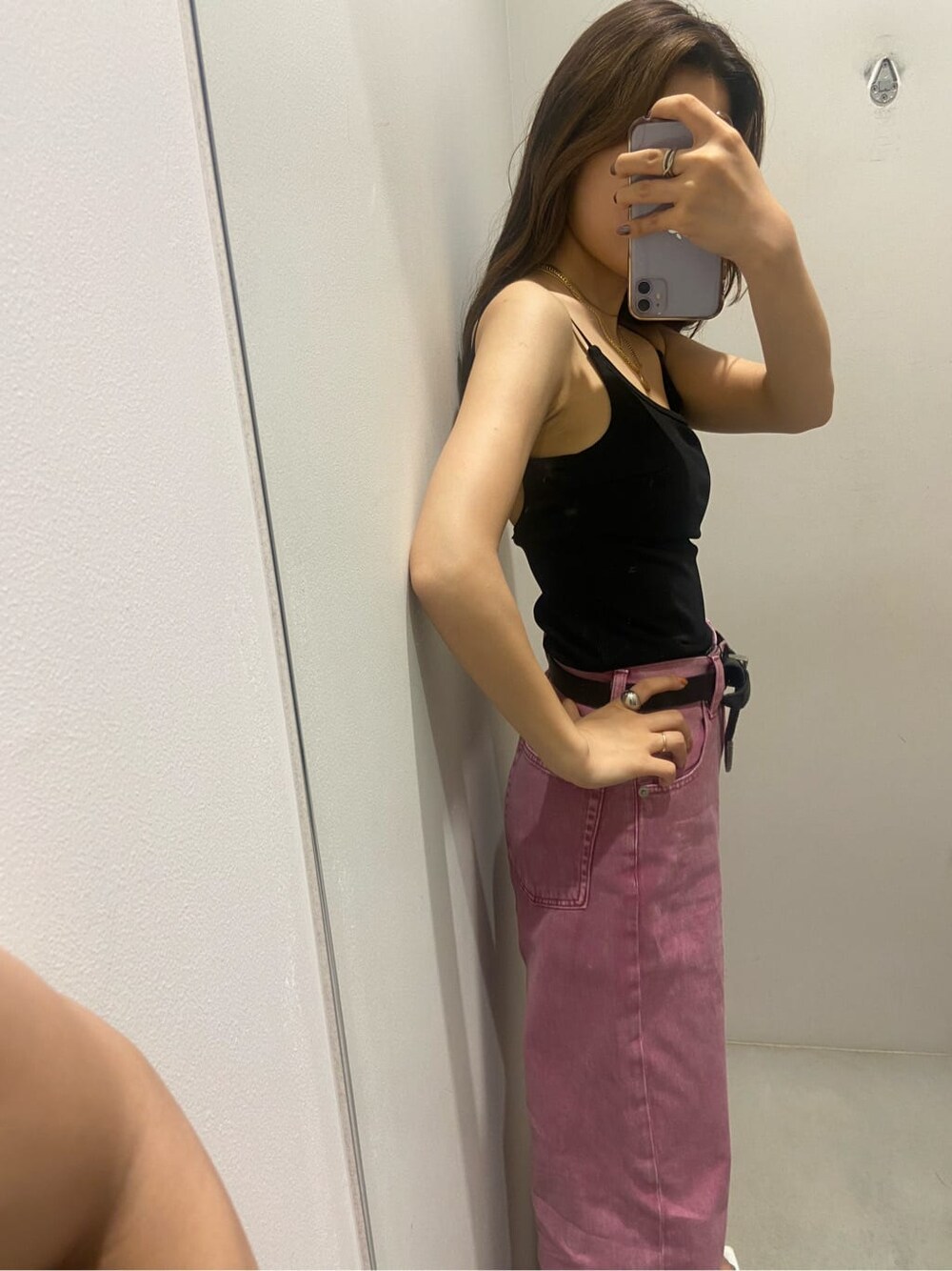 ブラック系のキャミソール、ホワイト系のサンダル、ピンク系のデニムパンツを着用したレディースの夏コーディネートの2枚目の写真