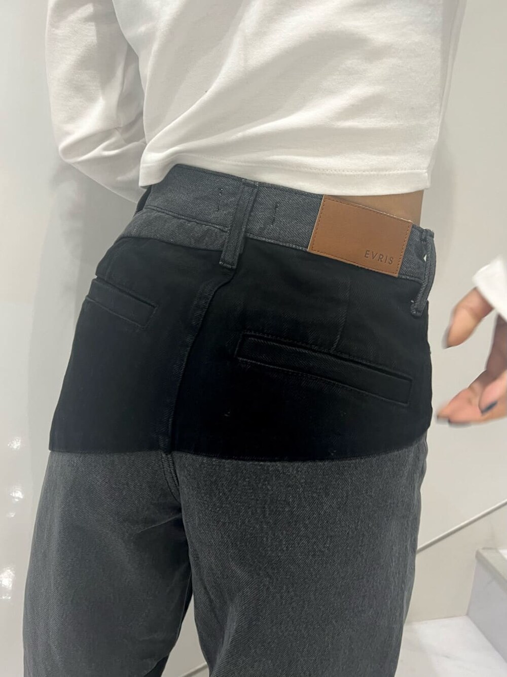ブラック系のMA-1、ホワイト系のTシャツ/カットソー、ブラック系のデニムパンツを着用したレディースの秋コーディネートの5枚目の写真