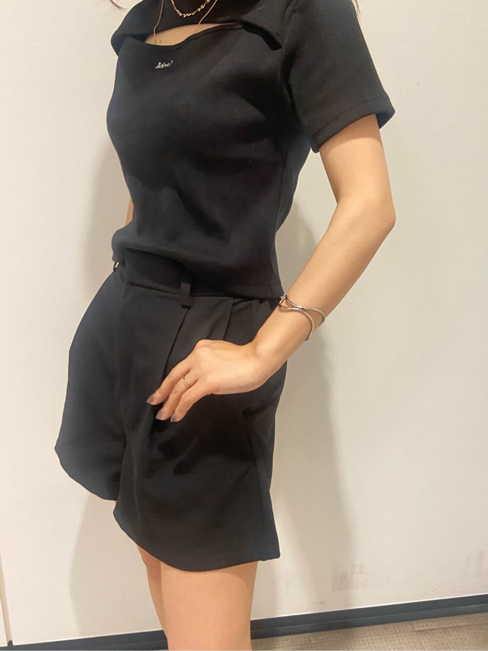 ブラック系のサンダル、ブラック系のその他パンツ、ブラック系のTシャツ/カットソーを着用したレディースの夏コーディネートの4枚目の写真