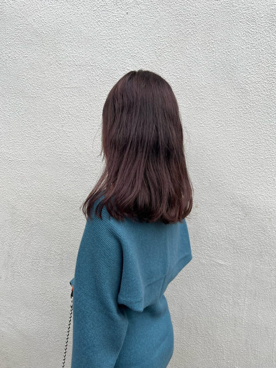 ブラック系のブーツ、ブラック系のショルダーバッグ、ブルー系のワンピースを着用したレディースの夏コーディネートの8枚目の写真