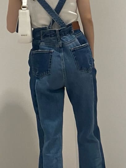 ホワイト系のタンクトップ、ブルー系のサロペット/オーバーオール、ブラック系のサンダルを着用したレディースの夏コーディネートの6枚目の写真