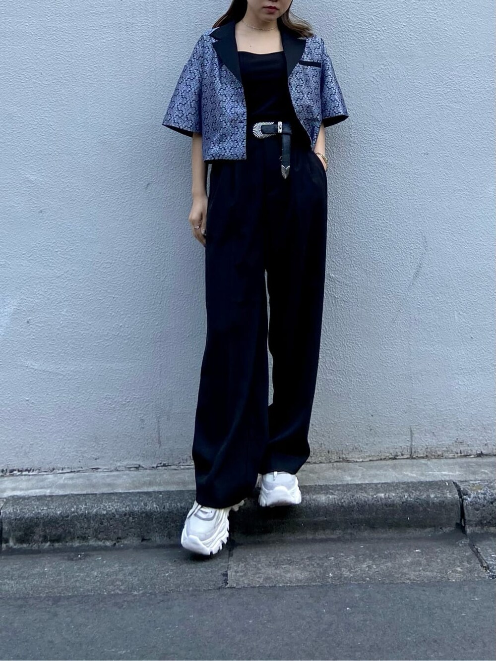 ブラック系のスラックス、ブラック系のタンクトップ、ブラック系のシャツ/ブラウスを着用したレディースの春コーディネートの8枚目の写真