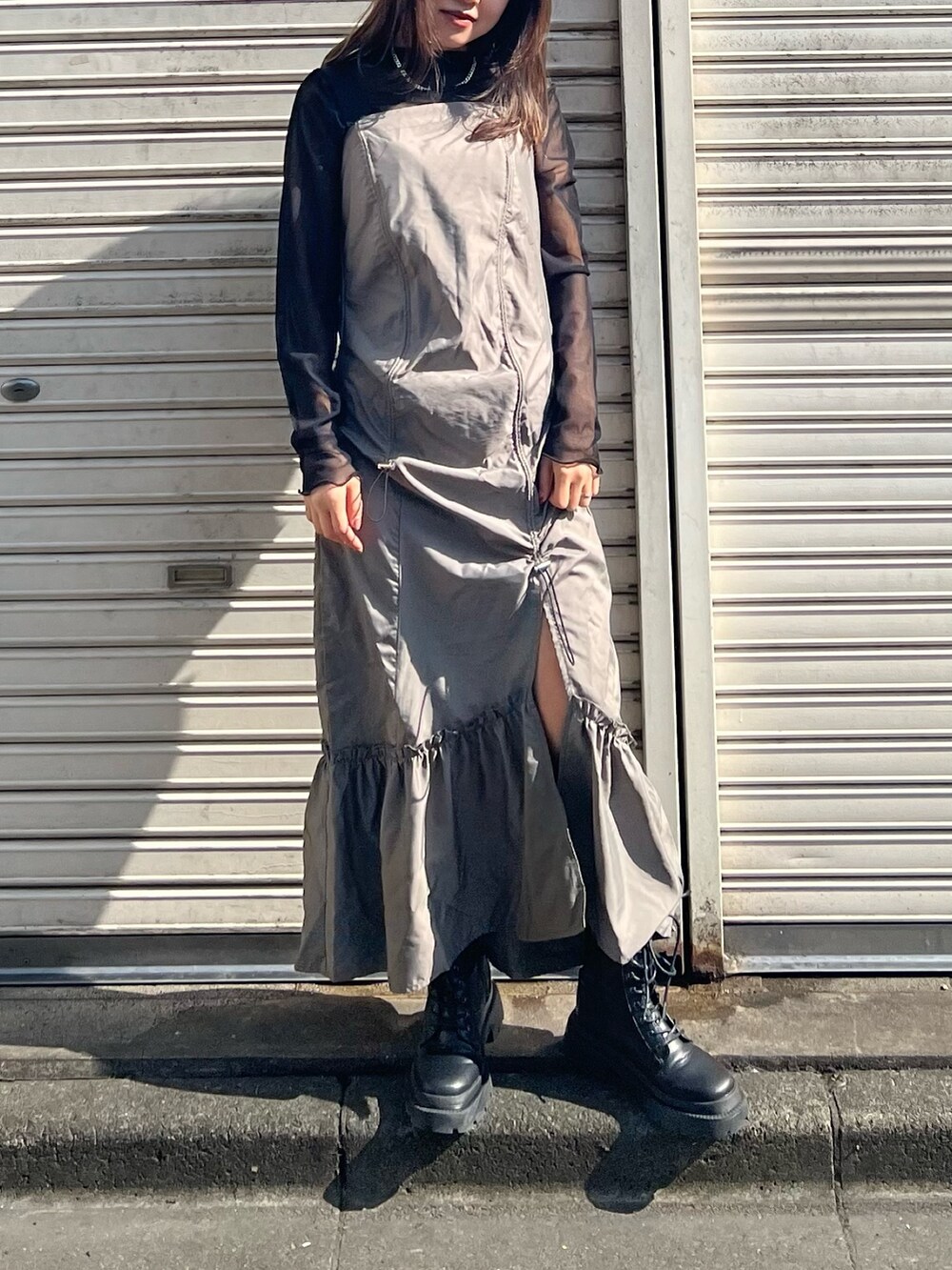 ブラック系のブーツ、グレー系のワンピース、ブラック系のTシャツ/カットソーを着用したレディースの冬コーディネートの3枚目の写真