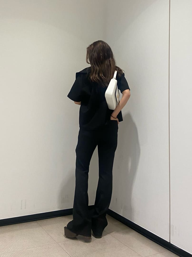 ブラック系のその他パンツ、ブラック系のシャツ/ブラウス、ホワイト系のタンクトップを着用したレディースの夏コーディネートの4枚目の写真