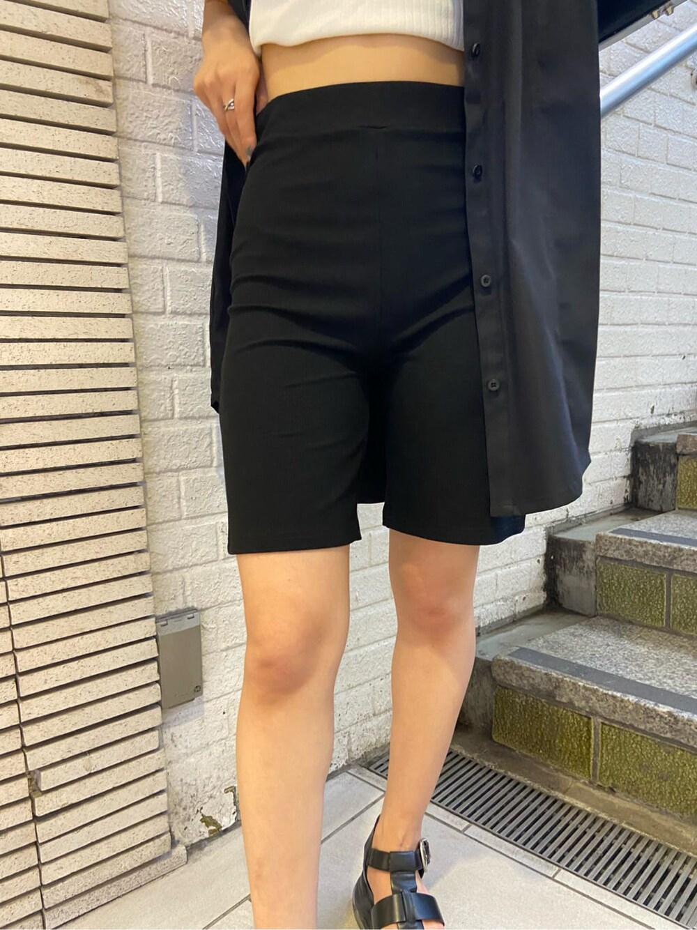 ブラック系のシャツ/ブラウス、ブラック系のサンダル、ホワイト系のタンクトップを着用したレディースの夏コーディネートの8枚目の写真