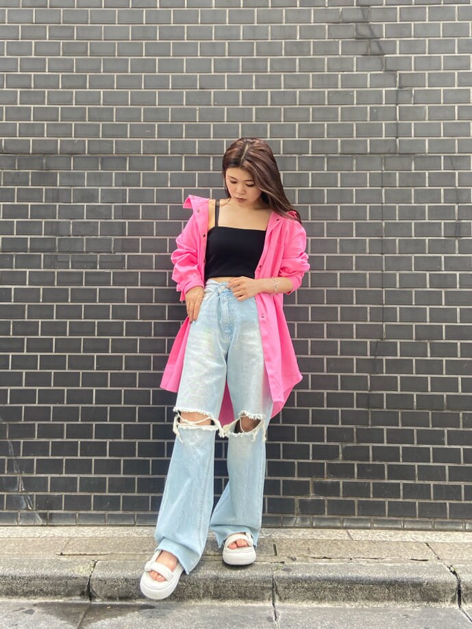 ブラック系のキャミソール、ピンク系のシャツ/ブラウス、ブルー系のデニムパンツを着用したレディースの夏コーディネートの2枚目の写真
