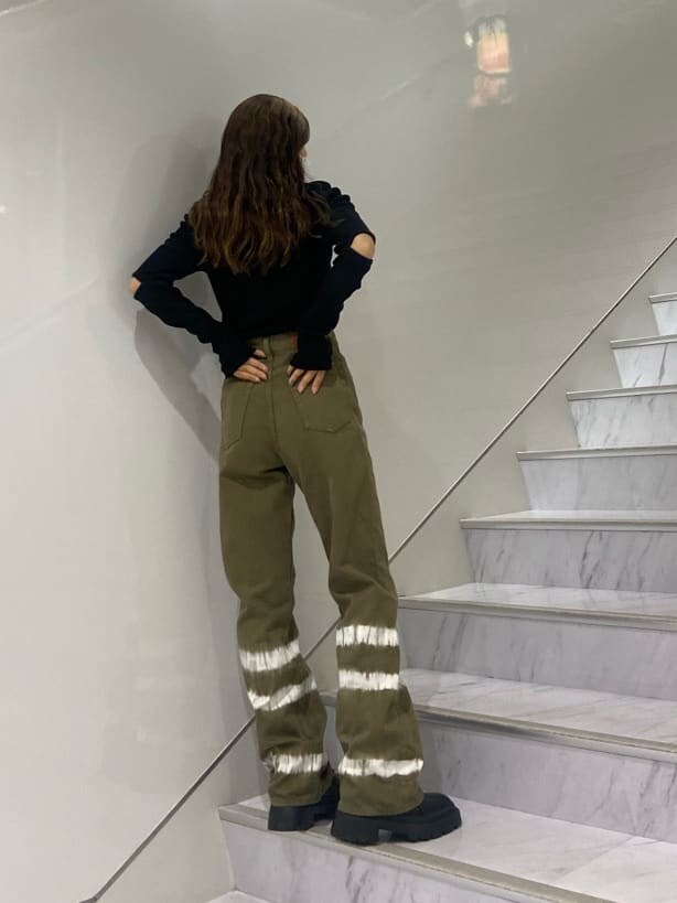 ブラック系のブーツ、ブラック系のTシャツ/カットソー、ベージュ系のデニムパンツを着用したレディースの夏コーディネートの4枚目の写真