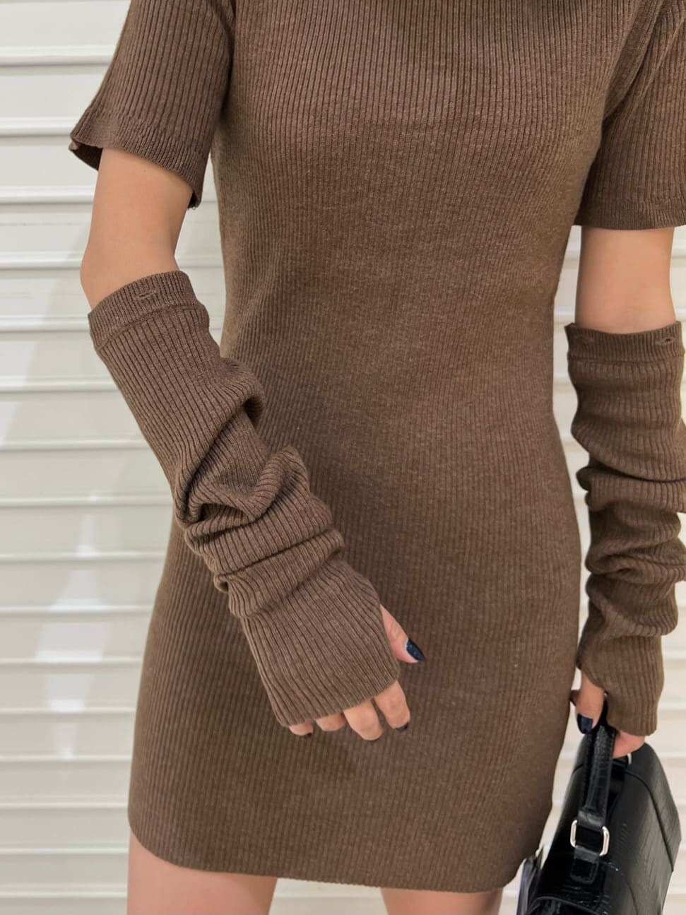 ブラウン系のワンピース、ブラック系のブーツ、ブラック系のショルダーバッグを着用したレディースの秋コーディネートの5枚目の写真