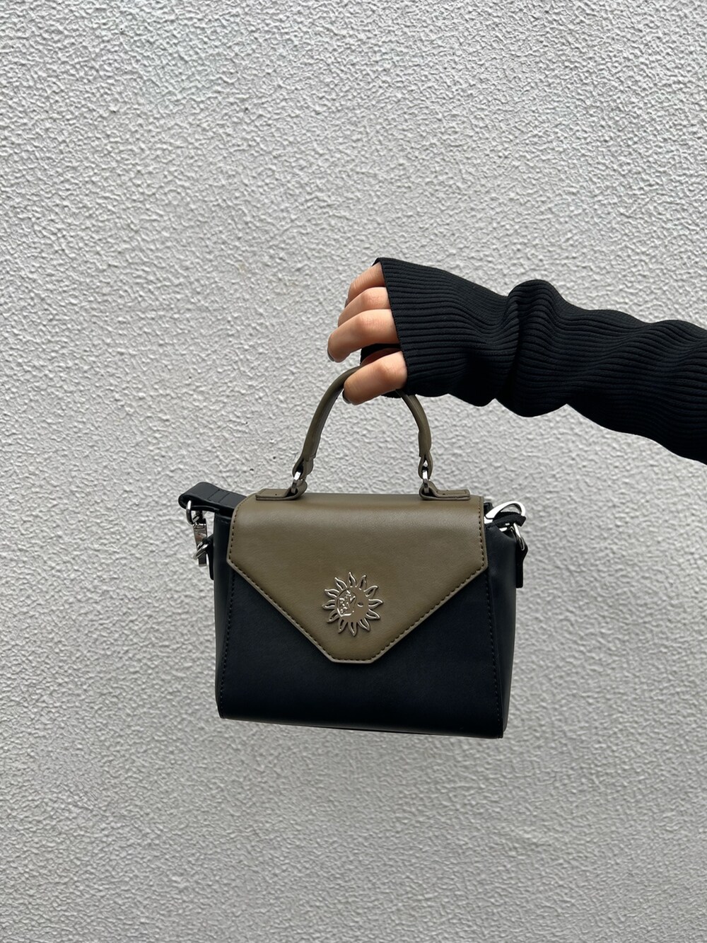 ブラック系のワンピース、ブラック系のショルダーバッグ、ブラック系のブーツを着用したレディースの秋コーディネートの8枚目の写真