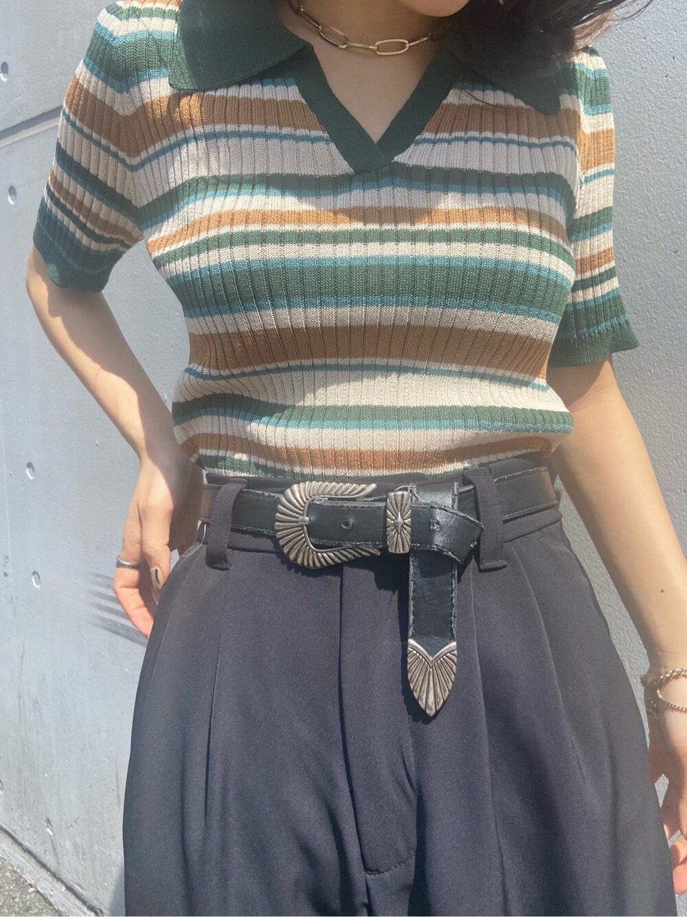 ブラック系のブーツ、グリーン系のニット/セーター、ブラック系のその他パンツを着用したレディースの春コーディネートの6枚目の写真