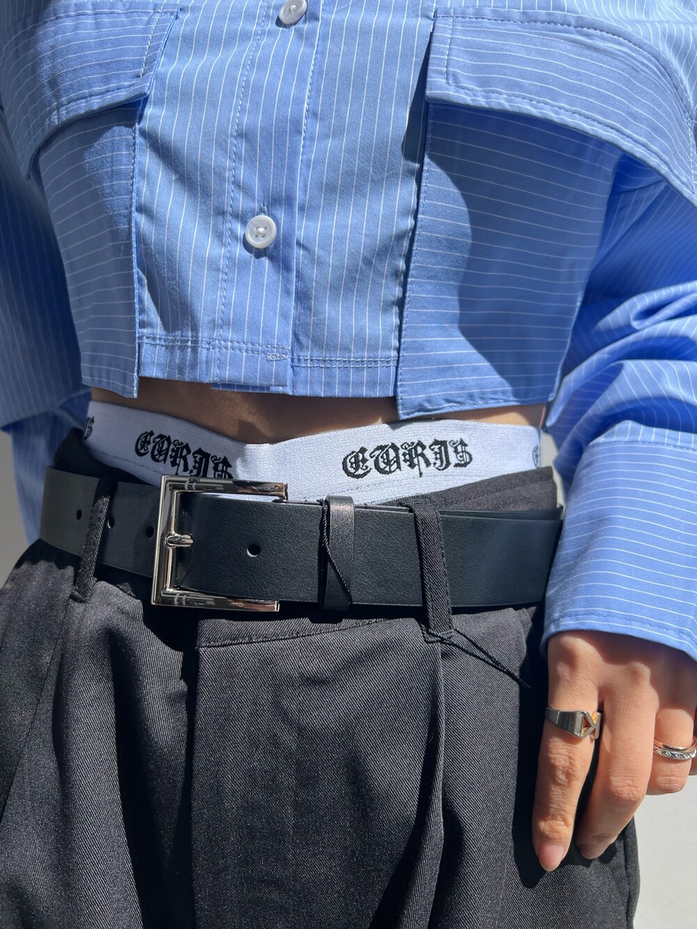 ブルー系のシャツ/ブラウス、ブラック系のその他パンツ、ブラック系のブーツを着用したレディースの春コーディネートの4枚目の写真