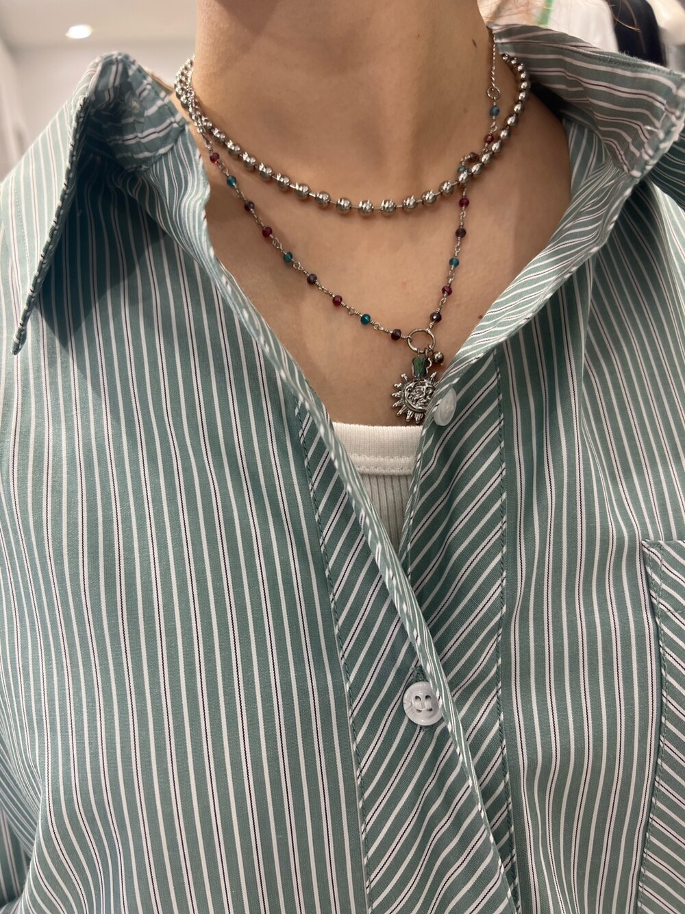 グリーン系のシャツ/ブラウス、ブラック系のブーツ、ホワイト系のその他パンツを着用したレディースの夏コーディネートの8枚目の写真