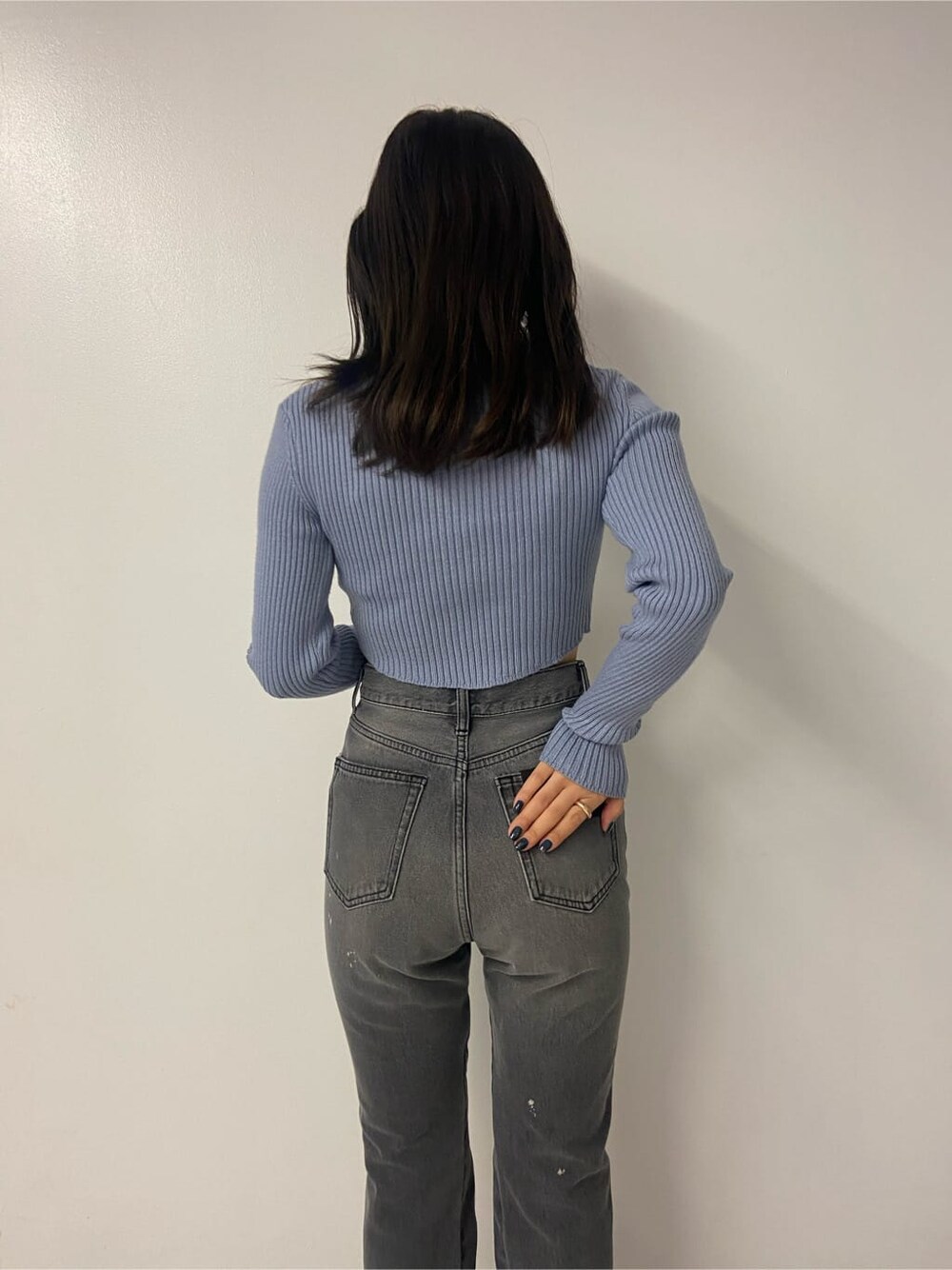 ブルー系のニット/セーター、ブラック系のローファー、グレー系のデニムパンツを着用したレディースの冬コーディネートの3枚目の写真