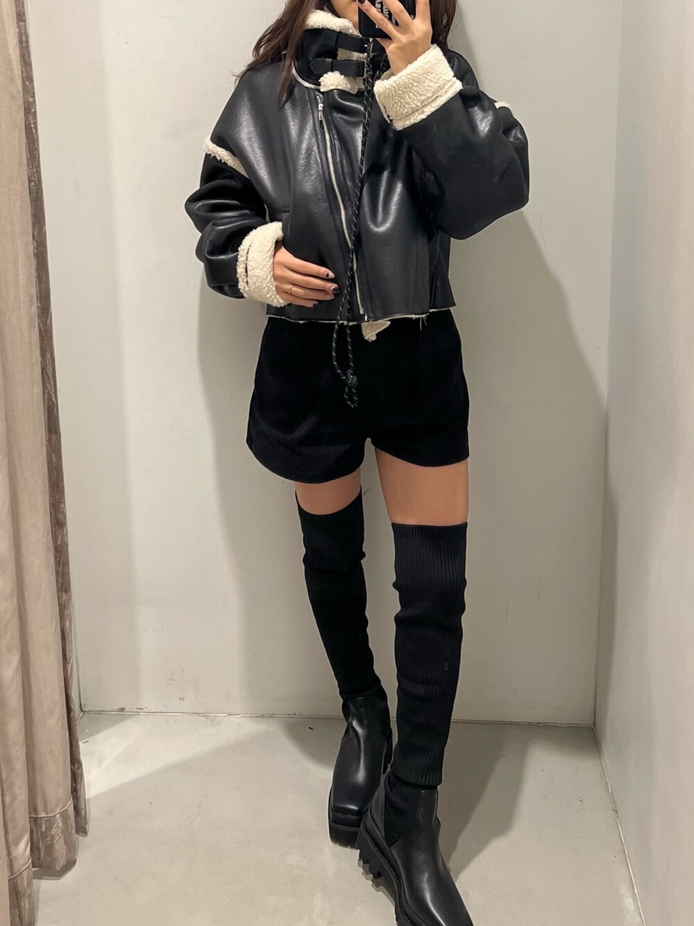 ブラック系のブルゾン、ブラック系のブーツ、ブラック系のその他パンツを着用したレディースの秋コーディネートの3枚目の写真