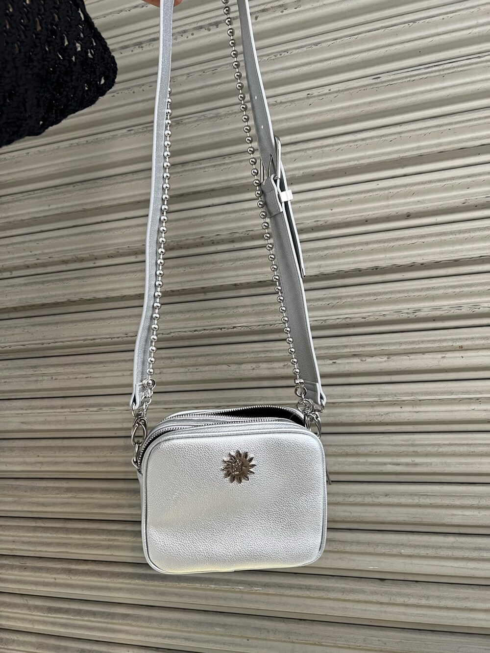 ホワイト系のデニムパンツ、ブラック系のサンダル、ブラック系のニット/セーターを着用したレディースの春コーディネートの8枚目の写真