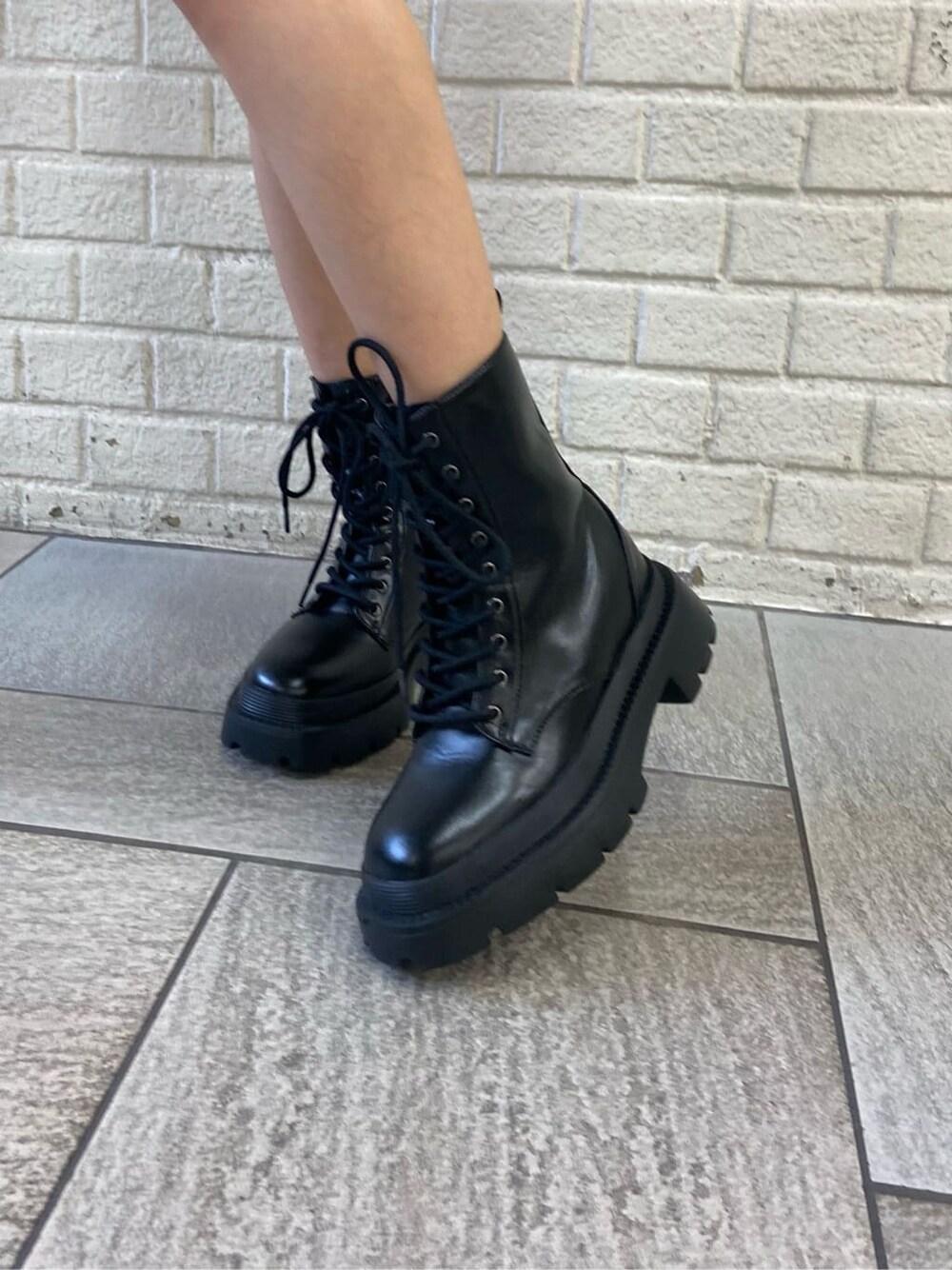 ブラック系のブーツ、ブラック系のシャツ/ブラウス、ブラック系のスカートを着用したレディースの秋コーディネートの7枚目の写真