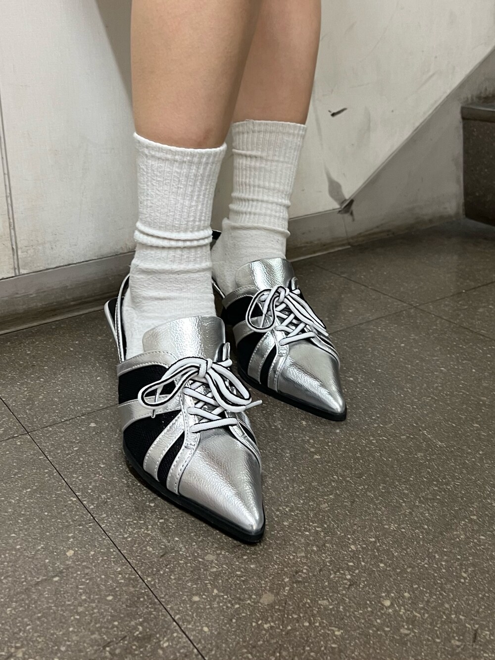 シルバー系のサンダル、ブラック系のショルダーバッグ、グレー系のその他パンツを着用したレディースの春コーディネートの8枚目の写真